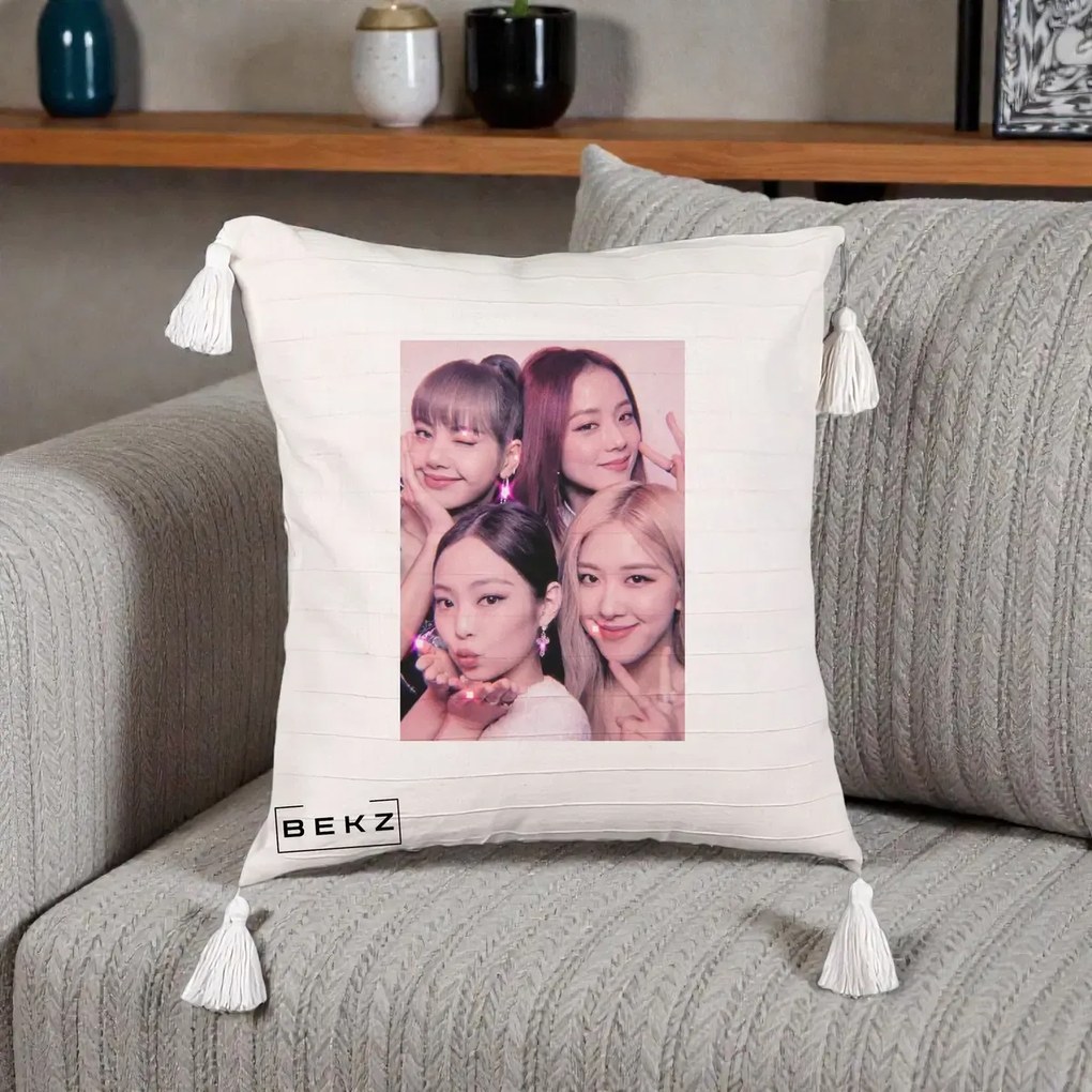 Perna Personalizata K-pop BLACKPINK Foto Grup Selfie Roz cu Glitter, 40x40 cm, Bej cu Franjuri, Husa Detasabila, Perna Inclusa, BEKZ®