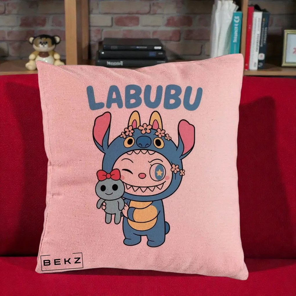 Perna Personalizata Labubu x Stitch cu Flori, 40x40 cm, Roz, Husa Detasabila, Perna Inclusa, BEKZ®