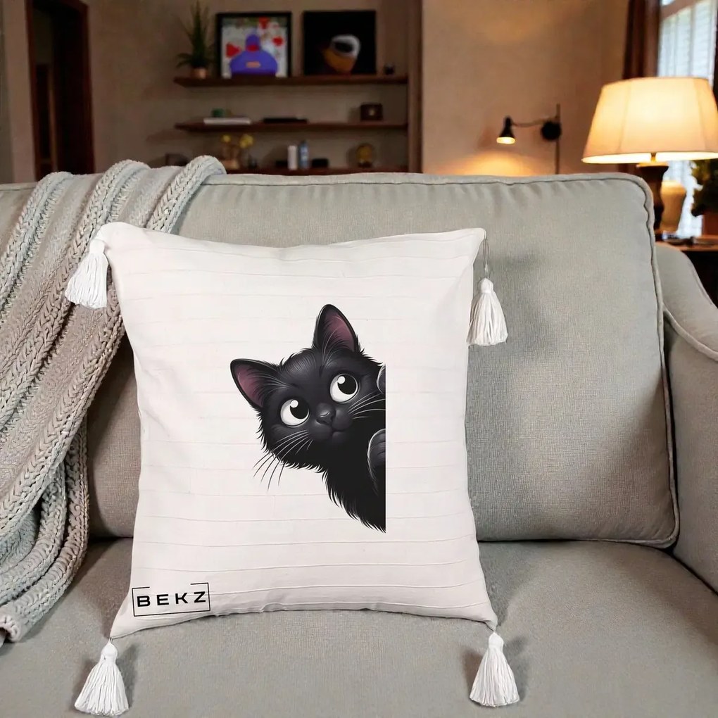 Perna Decorativa Pisica Neagra Dragalasa Curioasa, 40x40 cm, Bej cu Franjuri, Husa Detasabila, Perna Inclusa, BEKZ®