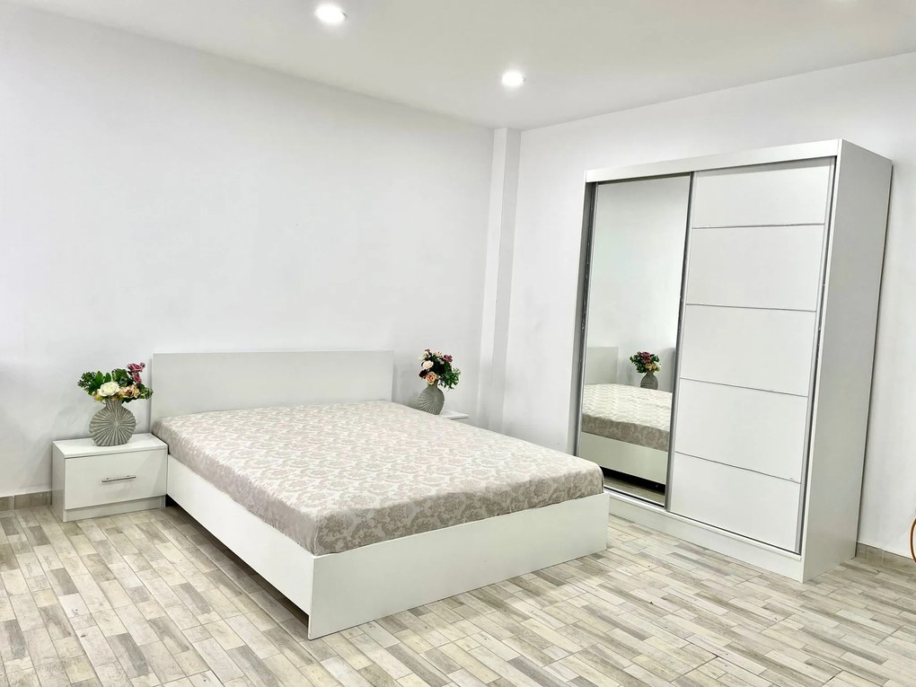 Dormitor Madrid, culoare alb, cu pat standard 140 x 200 cm, dulap cu oglinda 150 cm si 2 noptiere