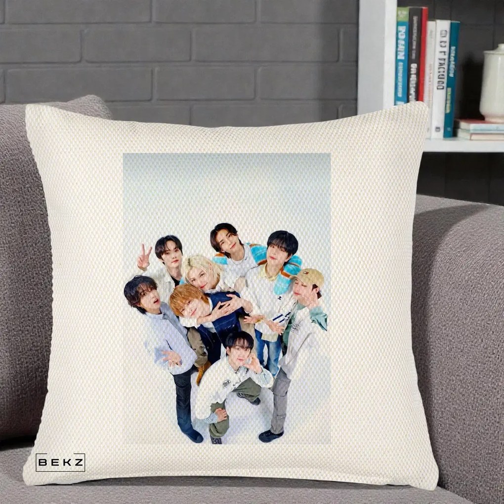 Perna Personalizata K-pop Stray Kids Foto Grup Bleu, 40x40 cm, Crem Reliefat, Husa Detasabila, Perna Inclusa, BEKZ®