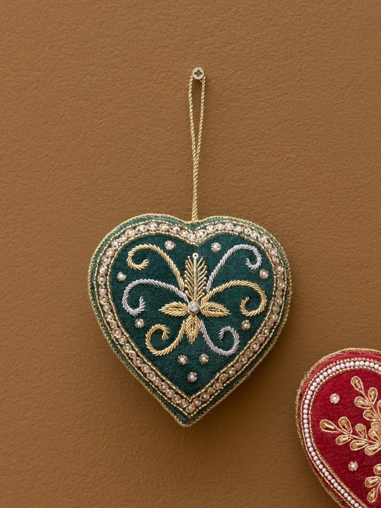 Set 2 ornamente decorative din catifea, verde și bordo, formă de inimă, broderii din fir auriu și contur din perle, 11 x 11 cm, „Cœur”