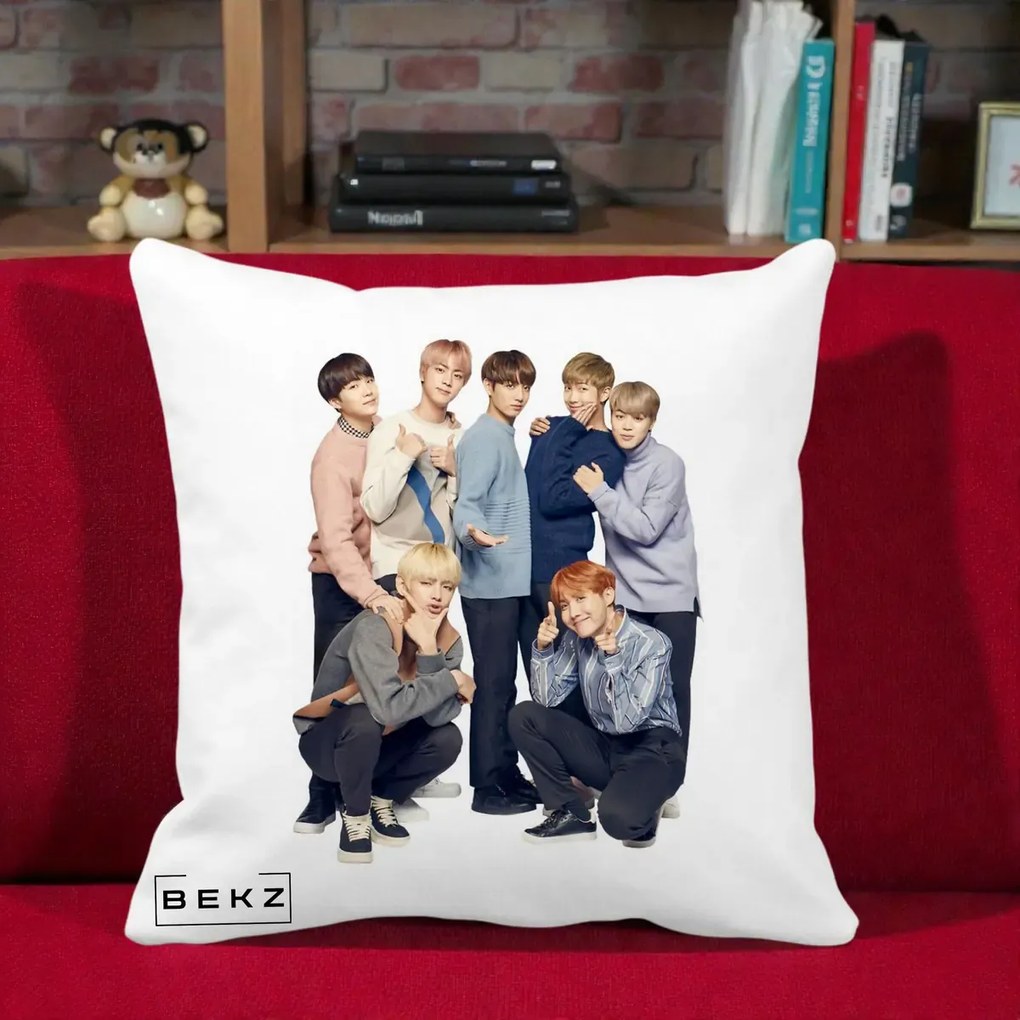 Perna Personalizata K-pop BTS Foto Grup In Picioare Tricoturi, 40x40 cm, Alba Mata, Husa Detasabila, Perna Inclusa, BEKZ®