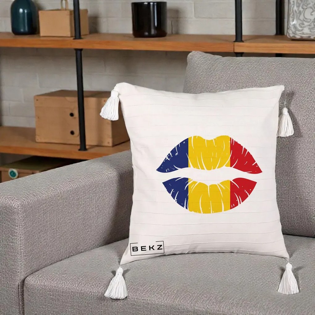Perna Personalizata Buze Tricolor Romania, 40x40 cm, Bej cu Franjuri, Husa Detasabila, Perna Inclusa, BEKZ®