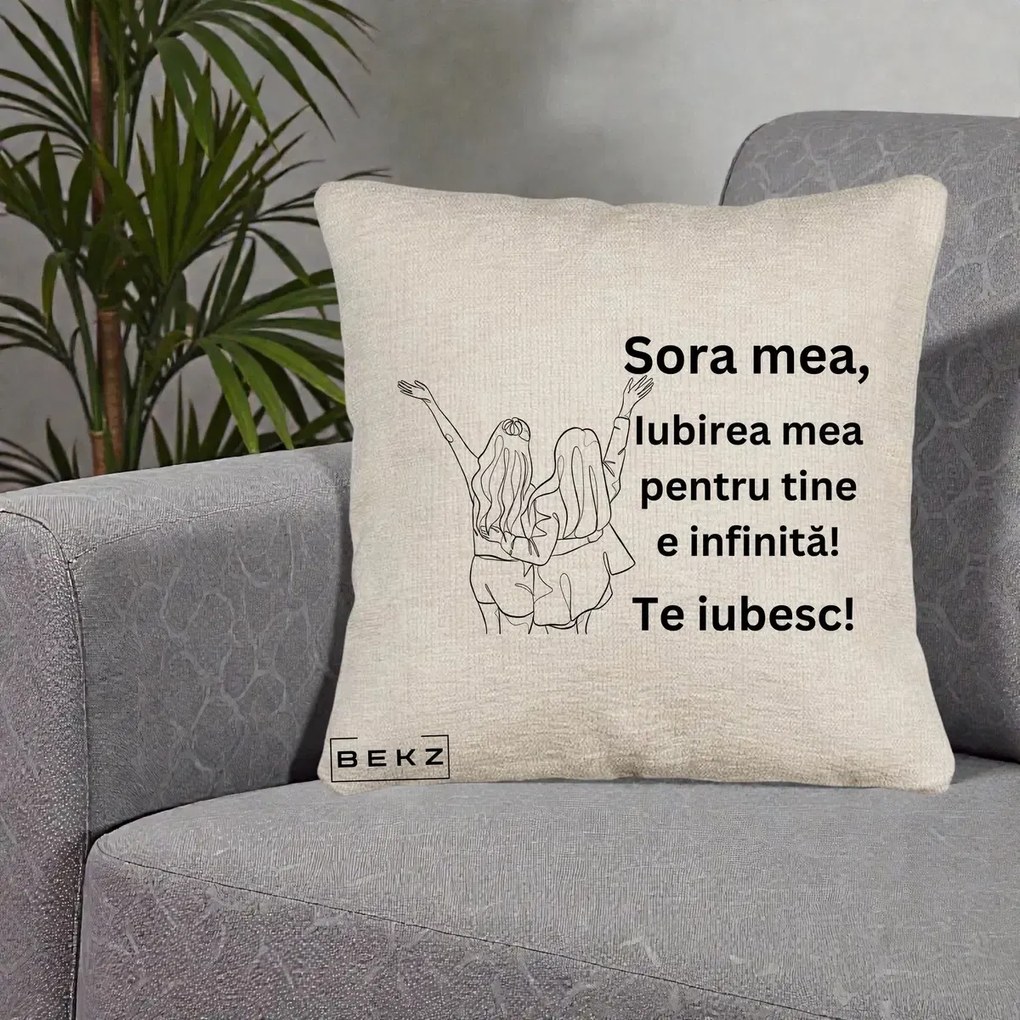 Cadou pentru Sora - Perna Personalizata Sora Mea Te Iubesc Line Art Doua Fete cu Brate Ridicate, 40x40 cm, Bej Canapea, Husa Detasabila, Perna Inclusa, BEKZ®