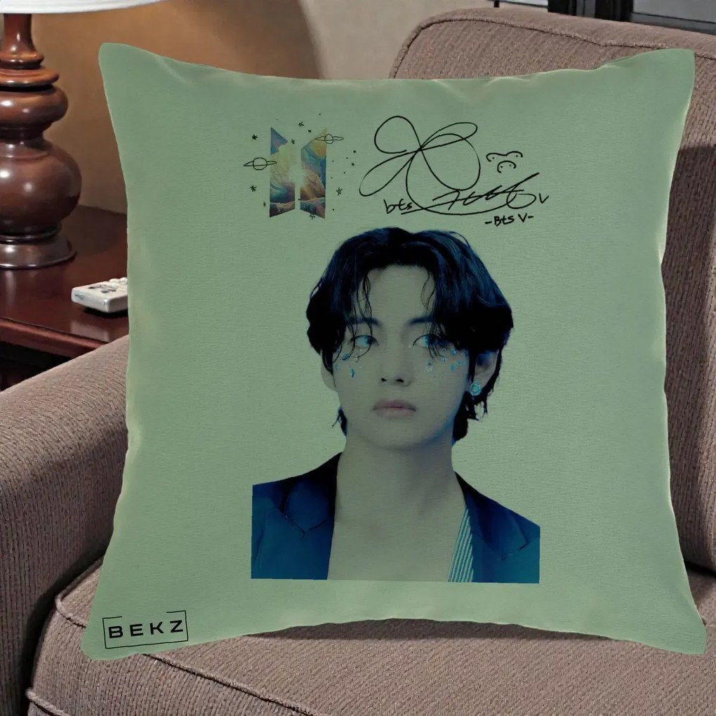 Perna Personalizata K-pop BTS V Taehyung Portret cu Autograf, 40x40 cm, Verde, Husa Detasabila, Perna Inclusa, BEKZ®