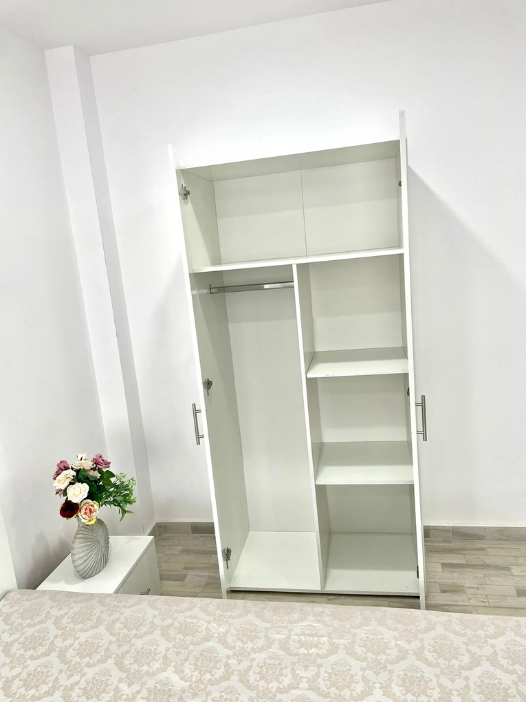 Dormitor Combi, culoare alb, cu pat standard 140 x 200 cm, dulap cu 2 usi 90 cm si 2 noptiere
