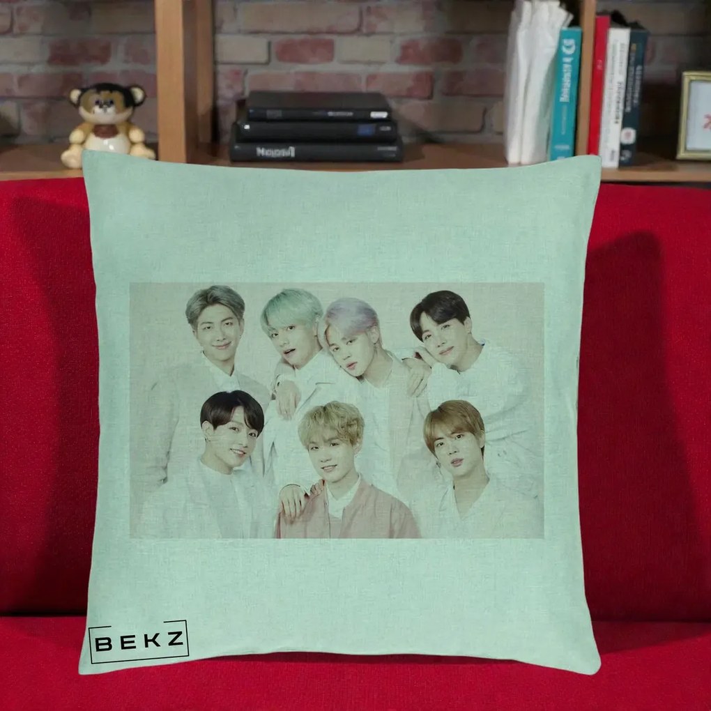 Perna Personalizata K-pop BTS Foto Grup Landscape Pastel, 40x40 cm, Verde Menta, Husa Detasabila, Perna Inclusa, BEKZ®