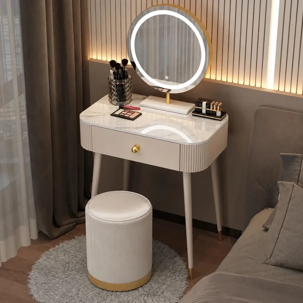 Set VICTORIA GLAM – Masă de Toaletă pentru Machiaj, cu Oglindă LED și Taburet, Accente Aurii și Blat cu efect marmură, Alb