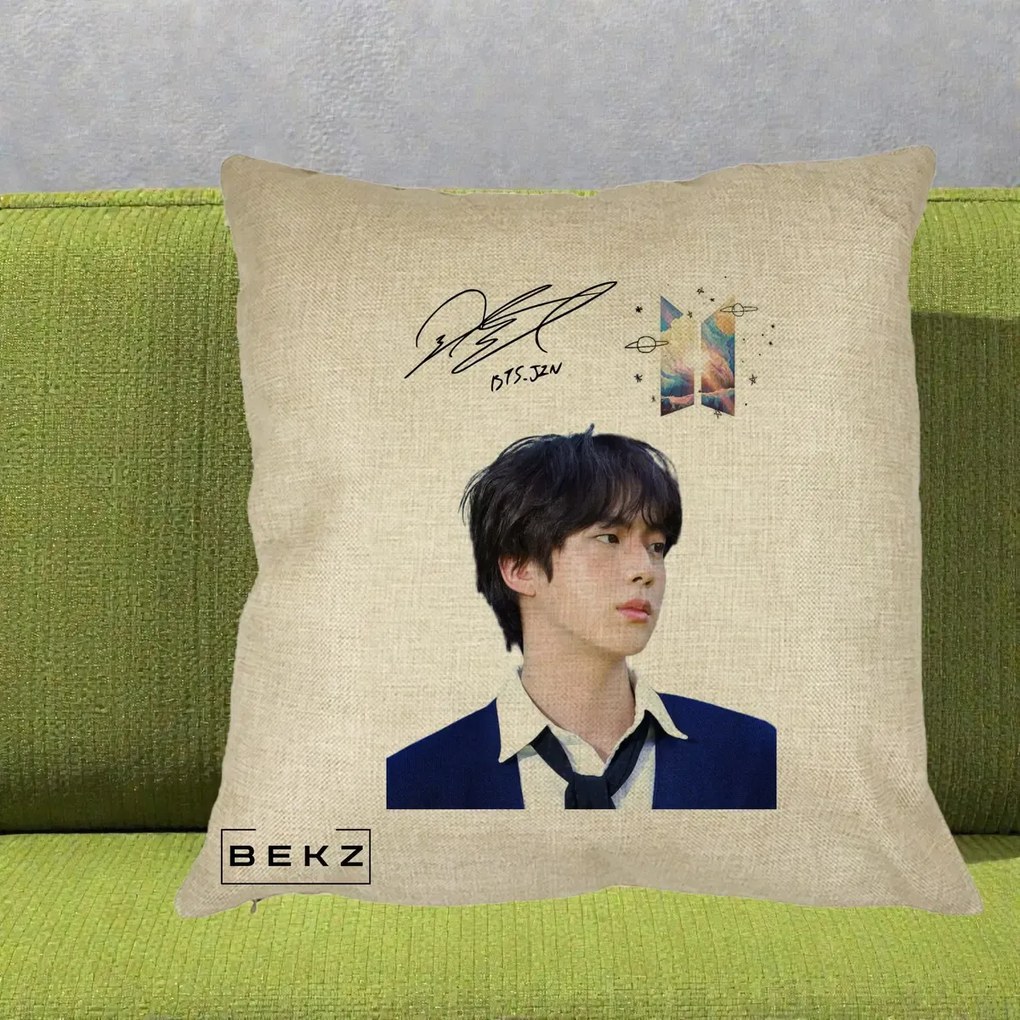Perna Personalizata K-pop BTS Jin Portret Tinuta Albastra Autograf, 40x40 cm, Crem, Husa Detasabila, Perna Inclusa, BEKZ®