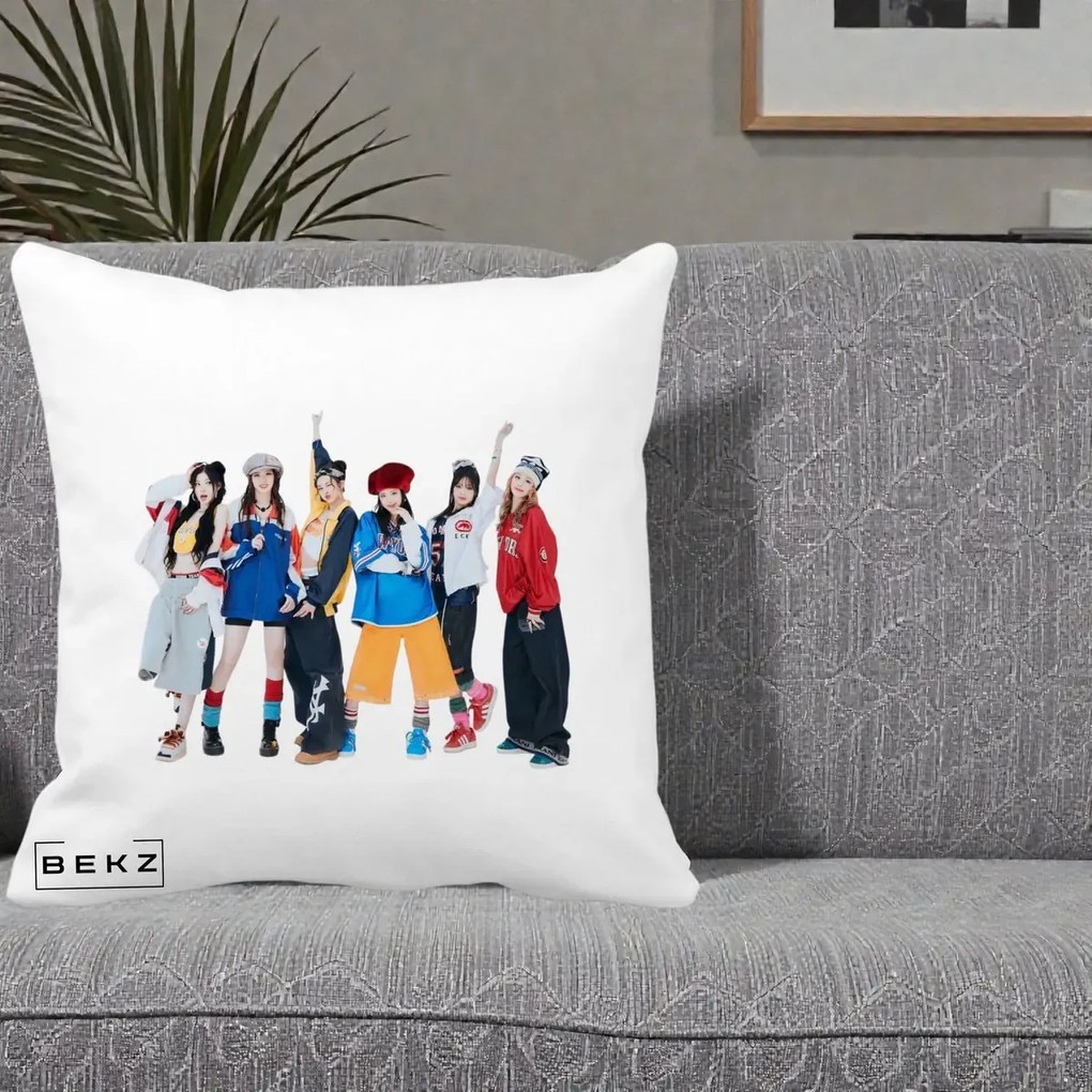 Perna Personalizata Grup K-pop Fete in Picioare Foto, 40x40 cm, Alba Mata, Husa Detasabila, Perna Inclusa, BEKZ®