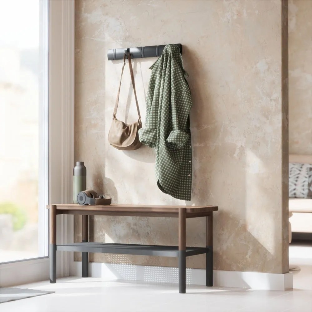 Cuier de perete negru din lemn masiv de plop Flip – Umbra