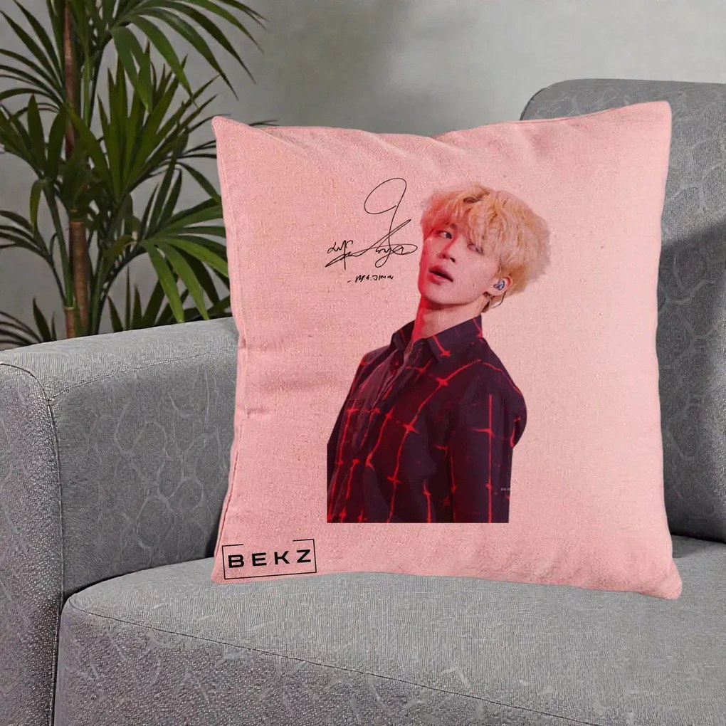 Perna Personalizata K-pop BTS Jimin Portret Artistic par Blond Autograf, 40x40 cm, Roz, Husa Detasabila, Perna Inclusa, BEKZ®