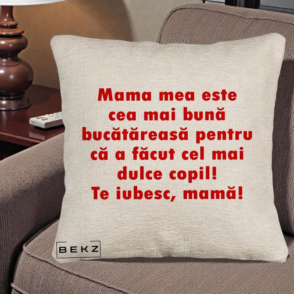 Cadou pentru Mama - Perna Personalizata Mama cea Mai Buna Bucatareasa, 40x40 cm, Bej Canapea, Husa Detasabila, Perna Inclusa, BEKZ®