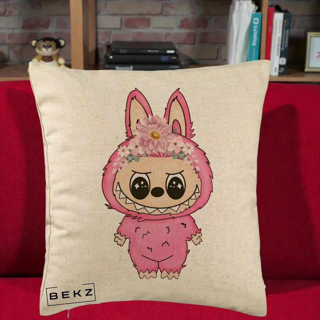 Perna Personalizata Labubu Roz cu Coroana Florala, 40x40 cm, Bej, Husa Detasabila, Perna Inclusa, BEKZ®
