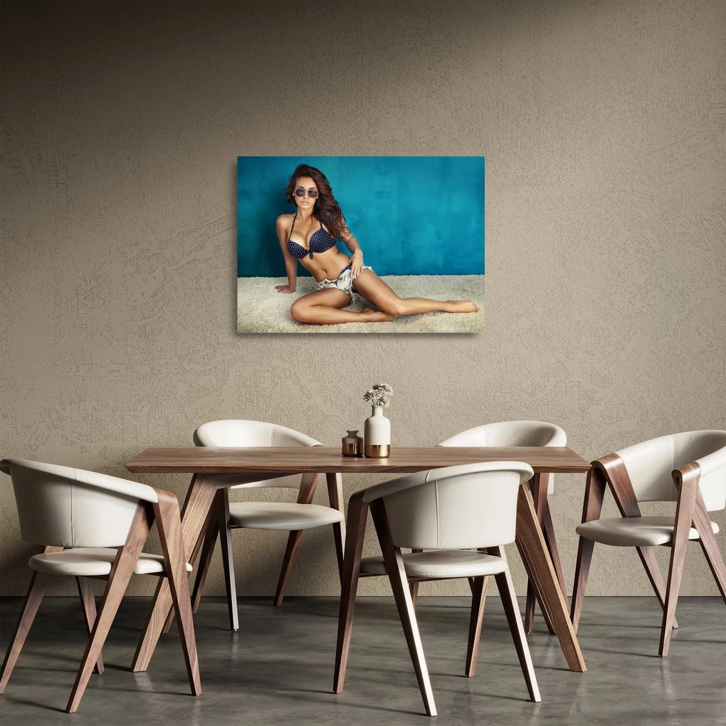 Tablou pe sticlă - Femeia pozând (70x50 cm)