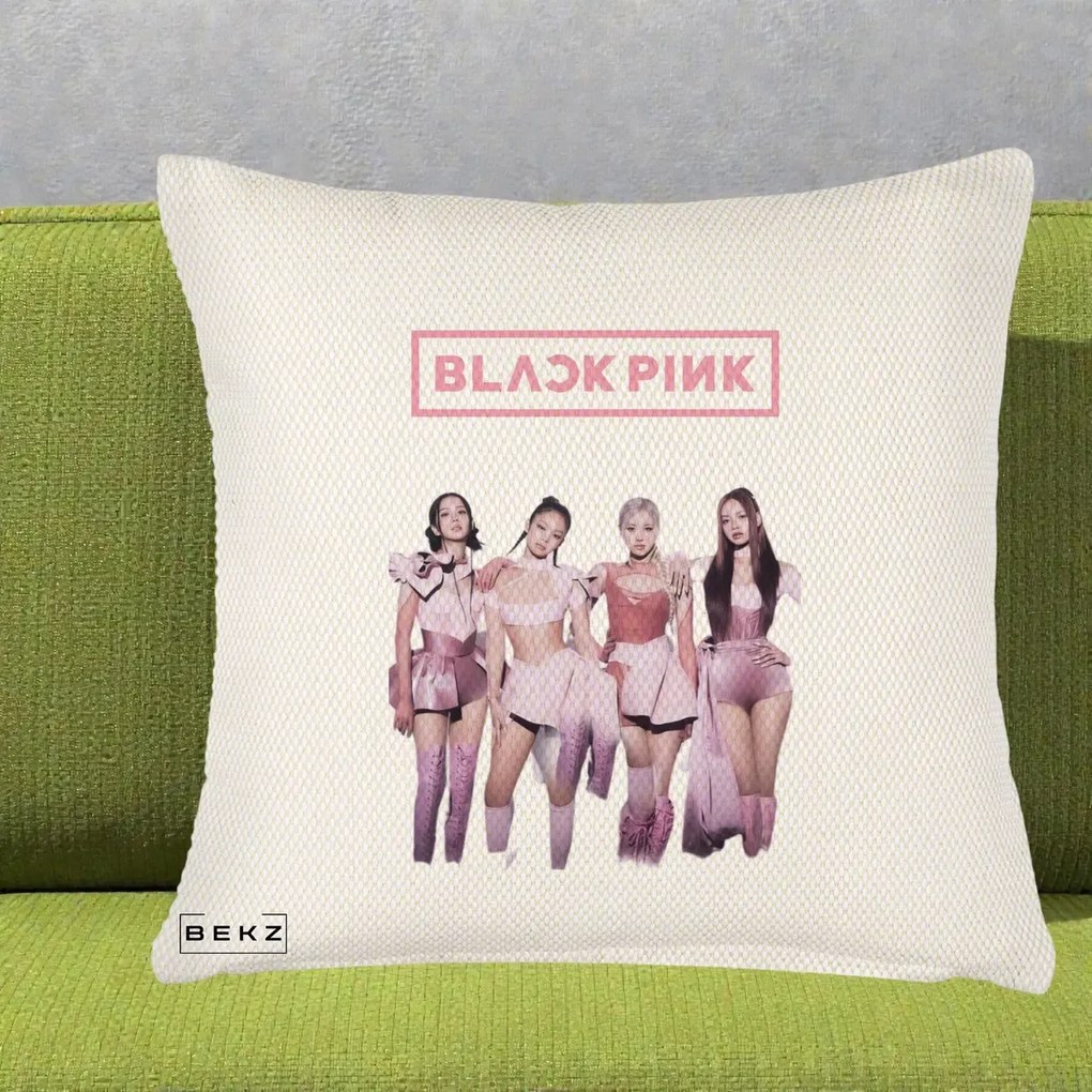 Perna Personalizata K-pop BLACKPINK Fotografie Grup Tinute Roz, 40x40 cm, Crem Reliefat, Husa Detasabila, Perna Inclusa, BEKZ®
