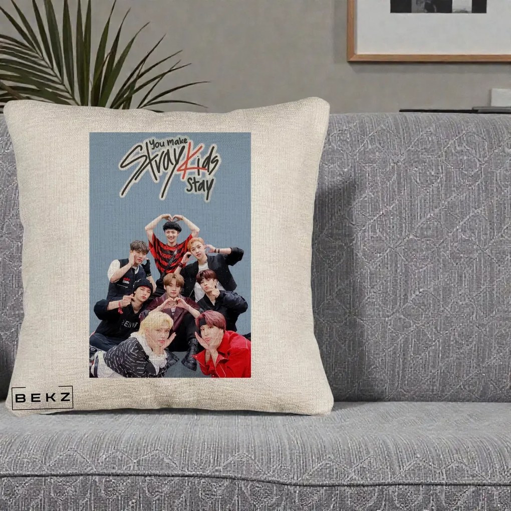 Perna Personalizata K-pop Stray Kids You Make Stray Kids Stay cu Foto Grup, 40x40 cm, Bej Canapea, Husa Detasabila, Perna Inclusa, BEKZ®