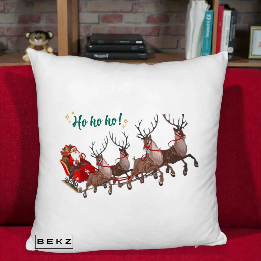Perna Decorativa Ho Ho Ho Mos Craciun cu Sanie si Reni, 40x40 cm, Alb Pufos, Husa Detasabila, Perna Inclusa, BEKZ®