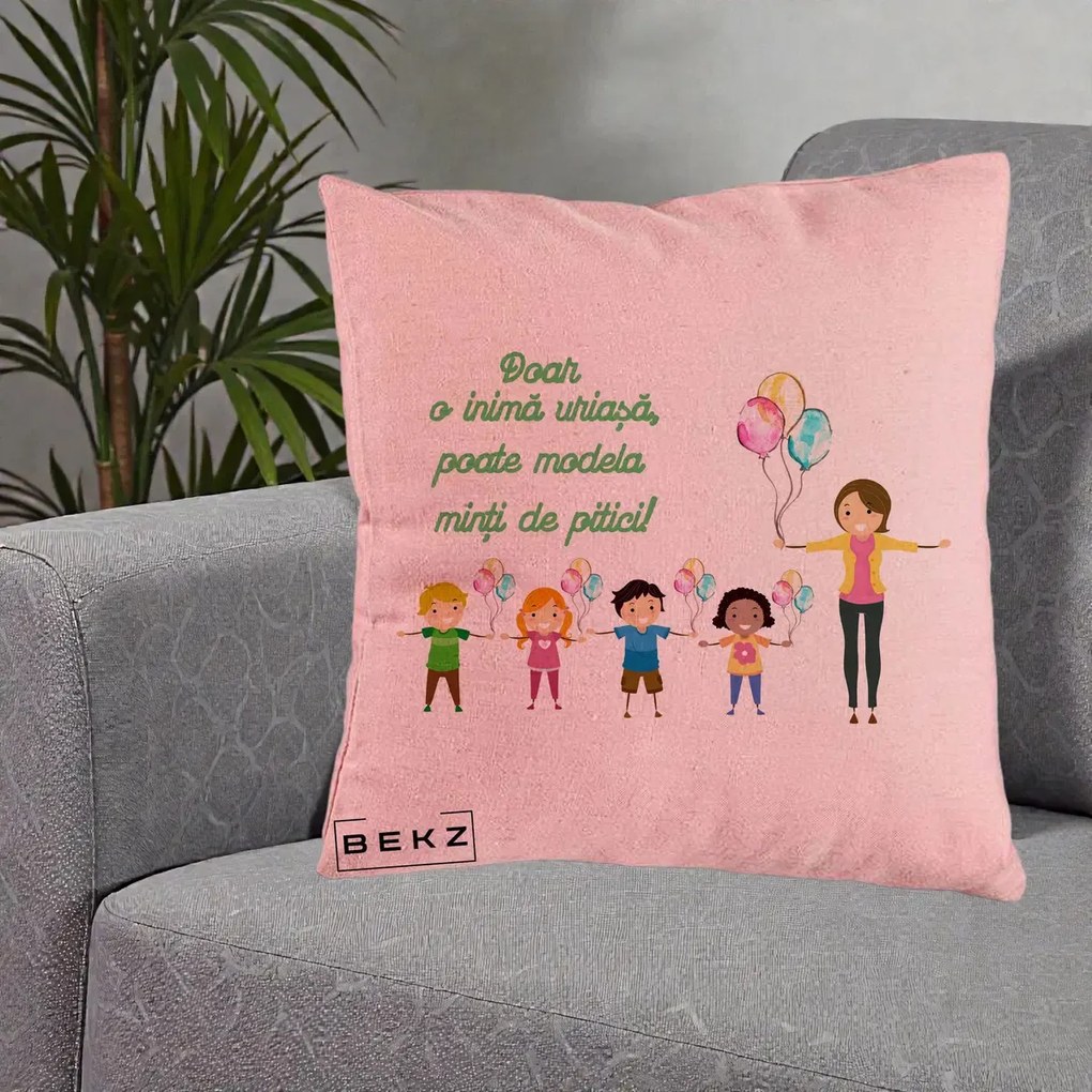 Cadou pentru Educatoare - Perna Personalizata Doar o Inima Uriasa poate Modela Minti de Pitici cu Educatoare si Baloane, 40x40 cm, Roz, Husa Detasabila, Perna Inclusa, BEKZ®