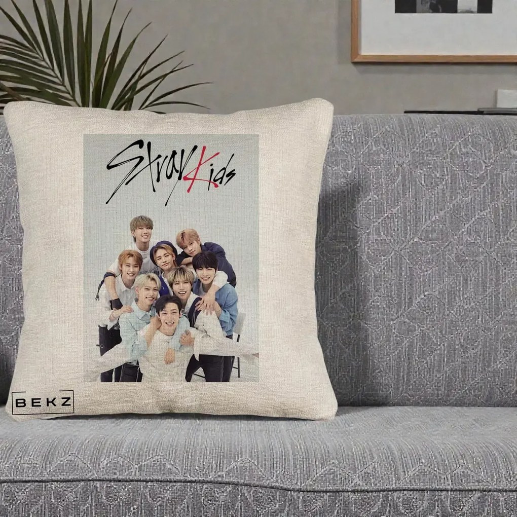 Perna Personalizata K-pop Stray Kids cu Foto Grup Alb-Albastru, 40x40 cm, Bej Canapea, Husa Detasabila, Perna Inclusa, BEKZ®