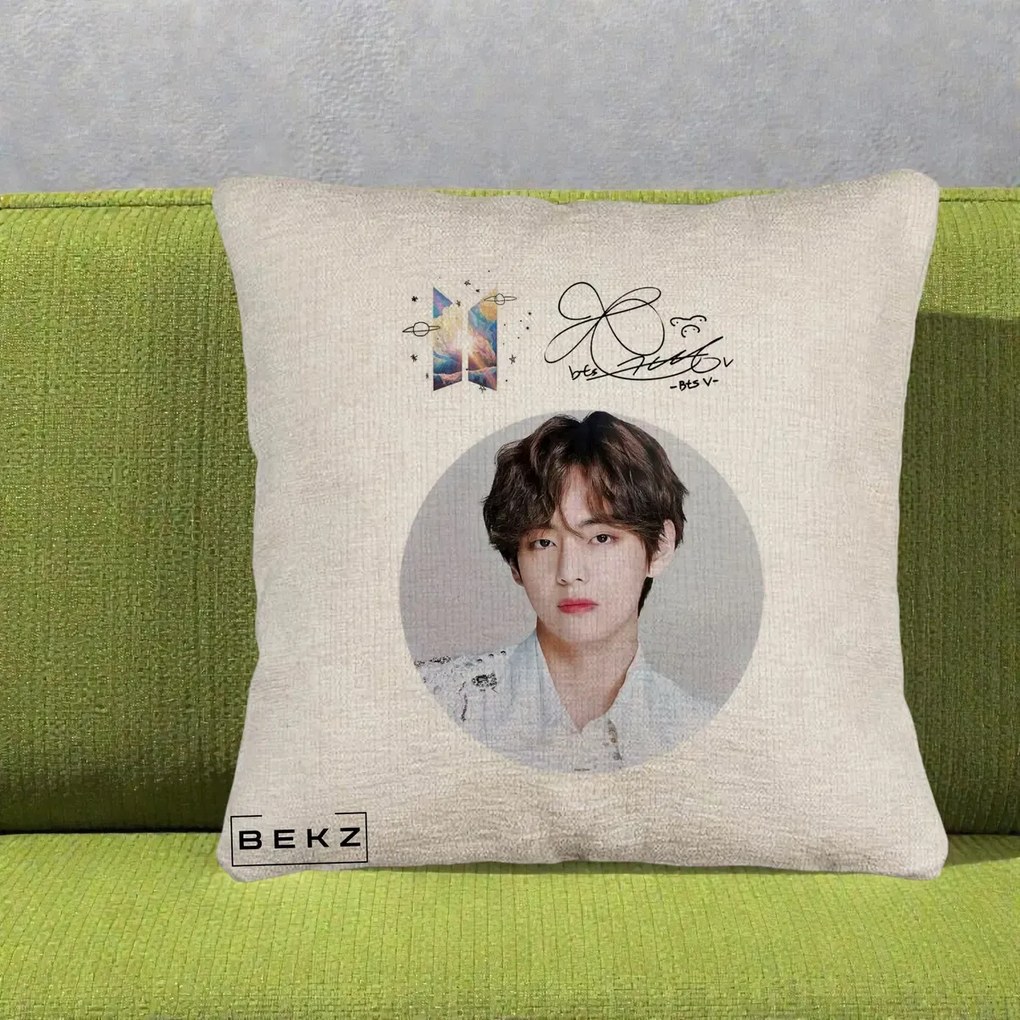Perna Personalizata K-pop BTS V Taehyung Portret Cerc Autograf, 40x40 cm, Bej Canapea, Husa Detasabila, Perna Inclusa, BEKZ®