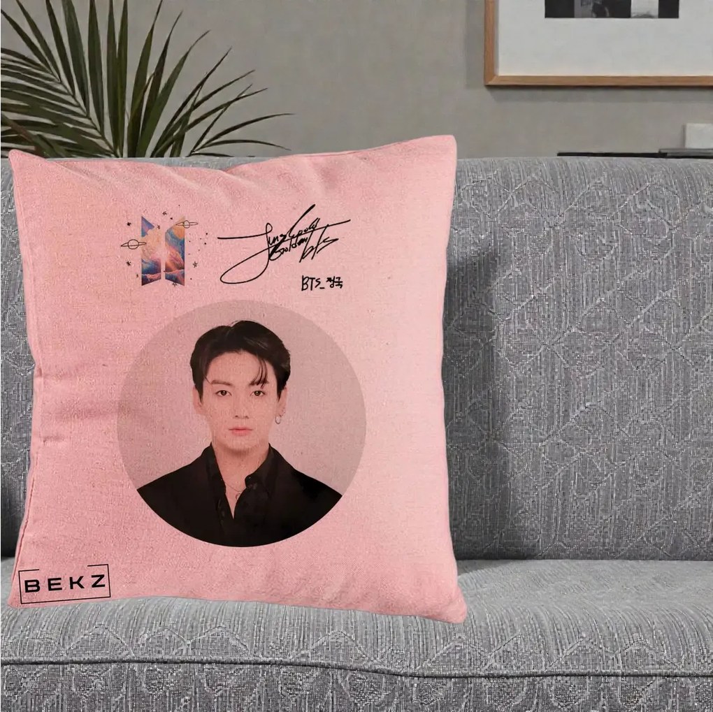 Perna Personalizata K-pop BTS Jungkook Portret cu Autograf, 40x40 cm, Roz, Husa Detasabila, Perna Inclusa, BEKZ®
