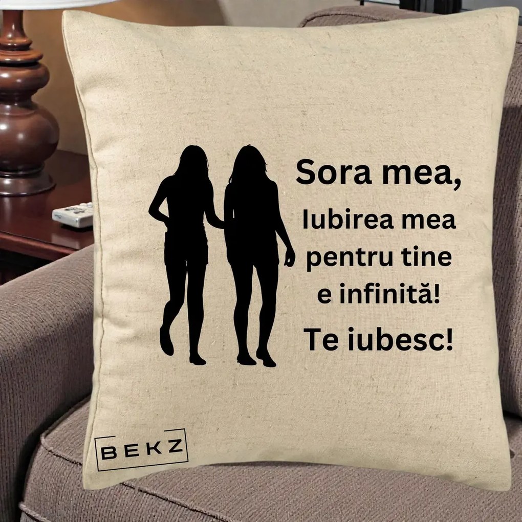 Cadou pentru Sora - Perna Personalizata Sora Mea Te Iubesc Siluete Negre Tinand Maini, 40x40 cm, Bej, Husa Detasabila, Perna Inclusa, BEKZ®