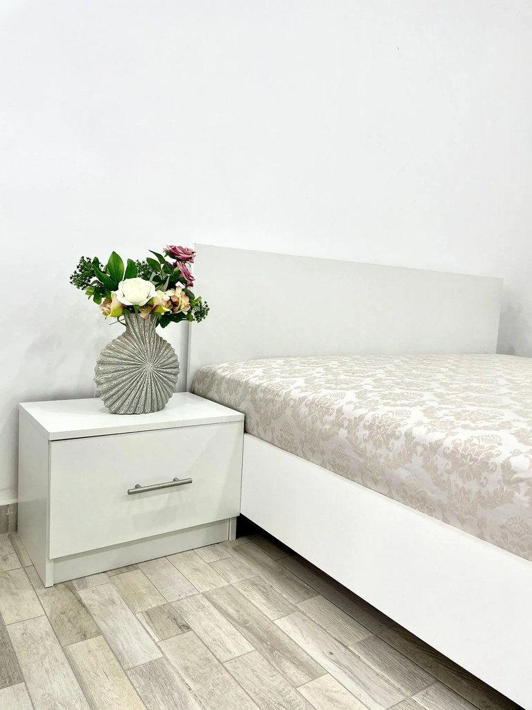 Dormitor Combi, culoare alb, cu pat standard 140 x 200 cm, dulap cu 2 usi 90 cm si 2 noptiere