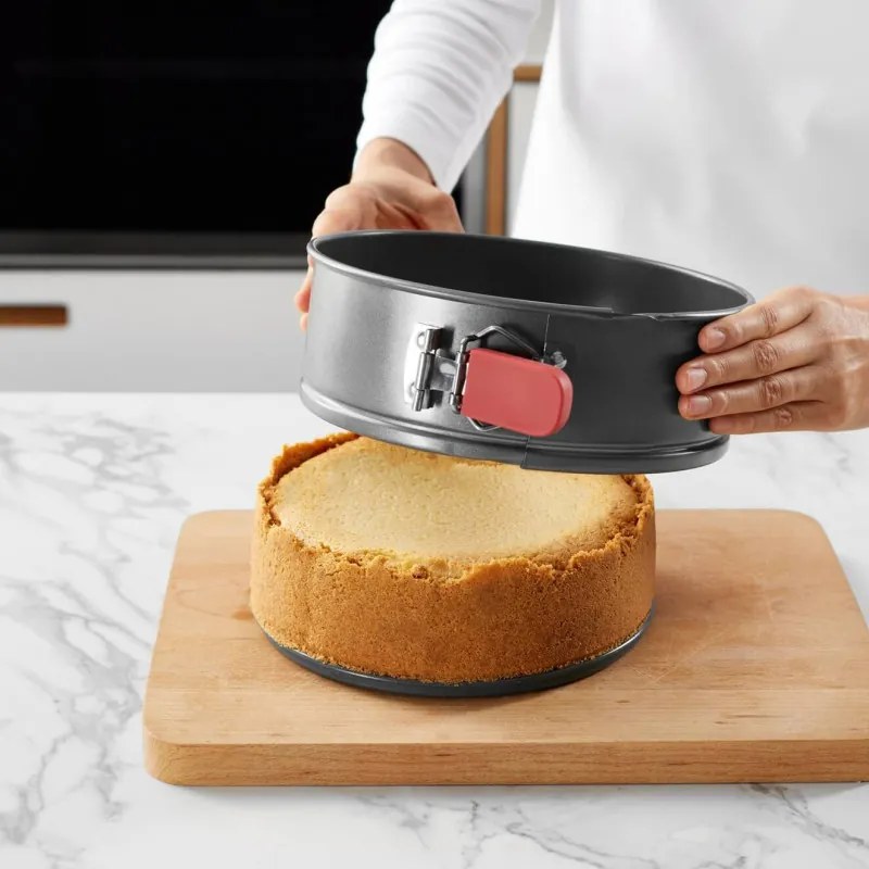 Forma de copt cu fund detasabil Lekue 1009474, Ø20 cm, Acoperire ceramica antiaderenta, Otel carbon, +4°C / +240°C, Negru/rosu