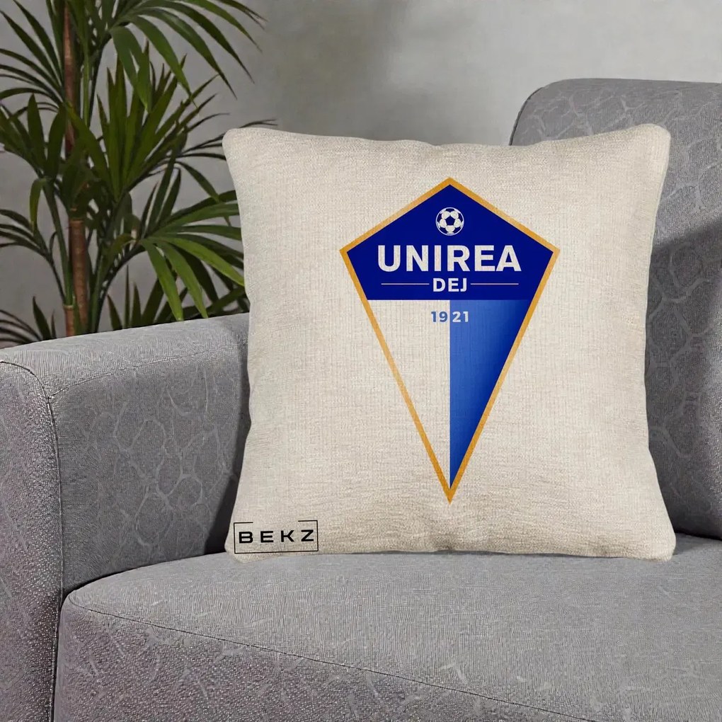 Perna Personalizata Unirea Dej 1921 Fotbal, 40x40 cm, Bej Canapea, Husa Detasabila, Perna Inclusa, BEKZ®