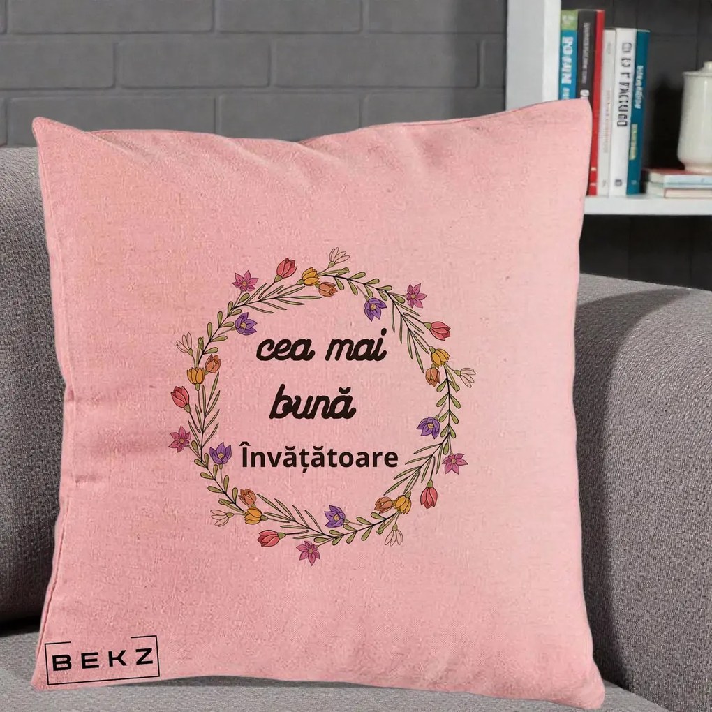 Perna personalizata invatatoare: Cea mai buna invatatoare, flori, 40x40 cm cu Umplutura, Roz, BEKZ