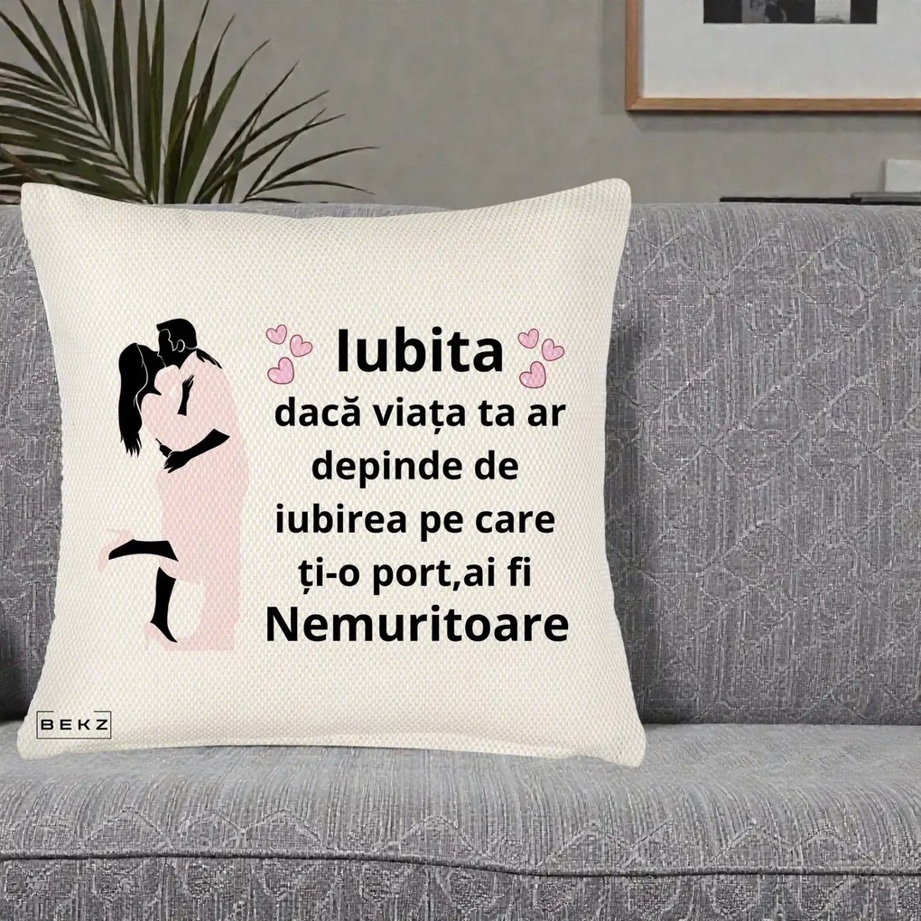 Cadou pentru Iubita - Perna Personalizata Iubita Nemuritoare cu Siluete de Cuplu, 40x40 cm, Crem Reliefat, Husa Detasabila, Perna Inclusa, BEKZ®