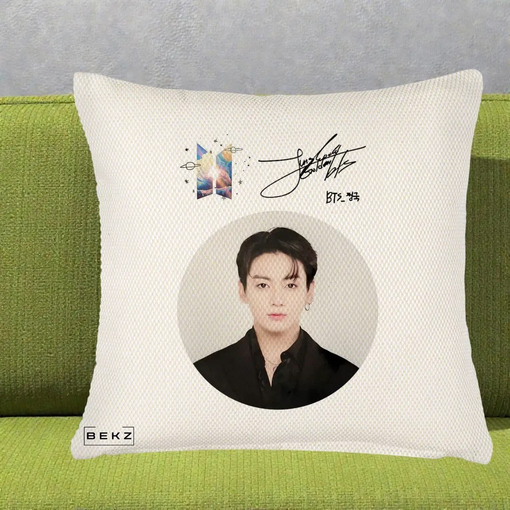 Perna Personalizata K-pop BTS Jungkook Portret cu Autograf, 40x40 cm, Crem Reliefat, Husa Detasabila, Perna Inclusa, BEKZ®