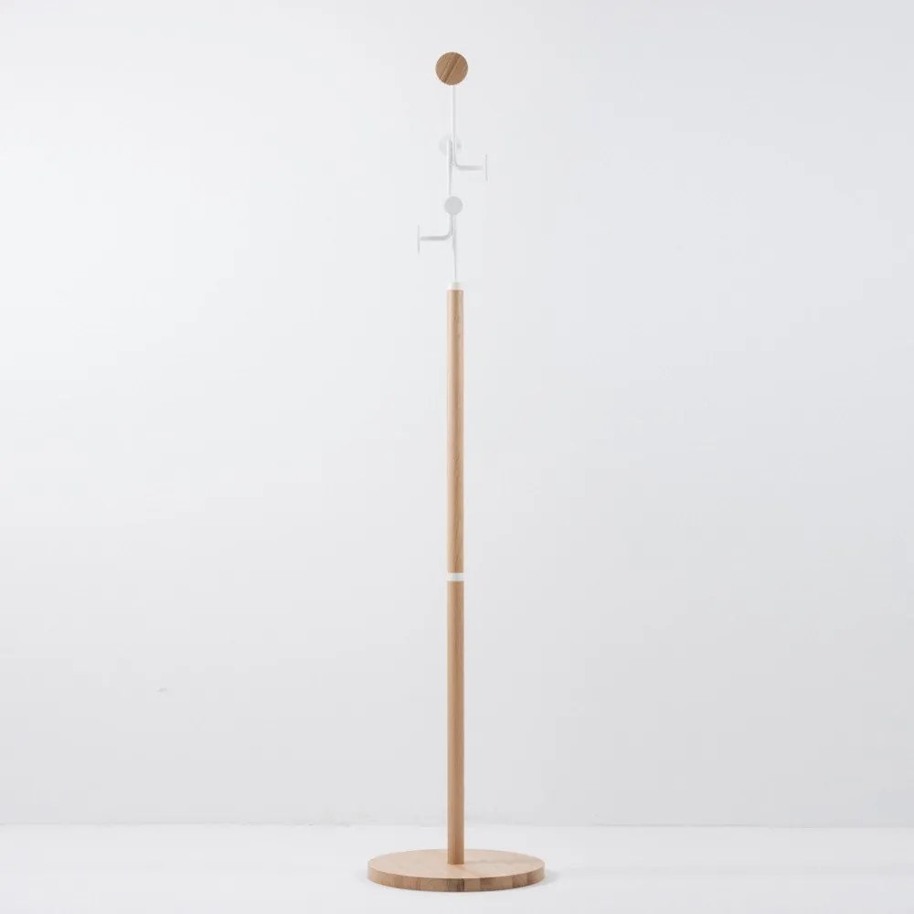 Cuier din lemn masiv de stejar cu detalii albe Gazzda Hook