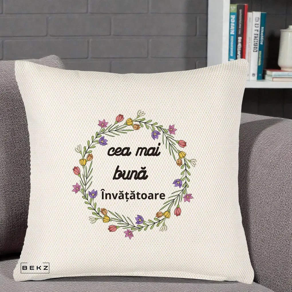 Cadou pentru Invatatoare - Perna Personalizata Cea mai Buna Invatatore cu Coronita Florala Colorata, 40x40 cm, Crem Reliefat, Husa Detasabila, Perna Inclusa, BEKZ®