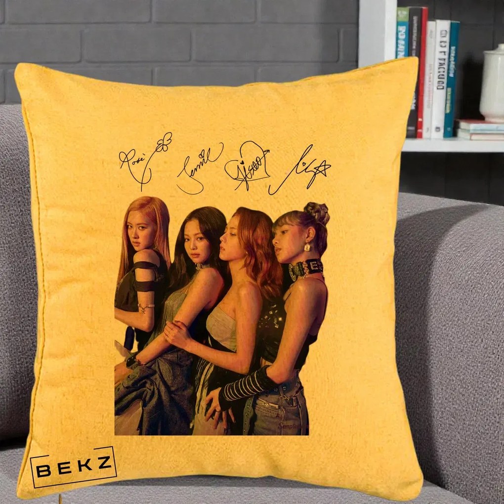 Perna Personalizata K-pop BLACKPINK Fotografie Grup Autografe Deasupra, 40x40 cm, Galben, Husa Detasabila, Perna Inclusa, BEKZ®