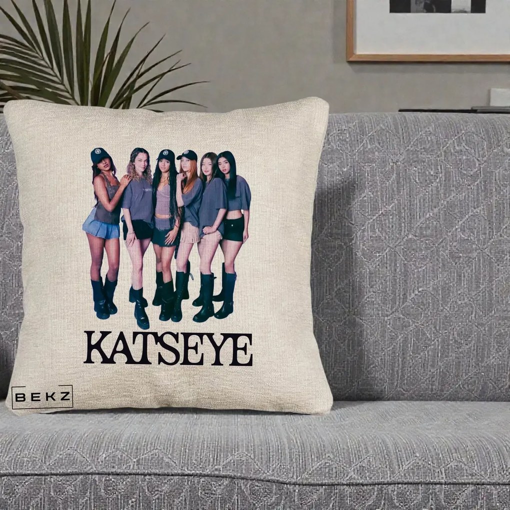 Perna Personalizata K-pop KATSEYE Grup Foto Tinute Gri, 40x40 cm, Bej Canapea, Husa Detasabila, Perna Inclusa, BEKZ®