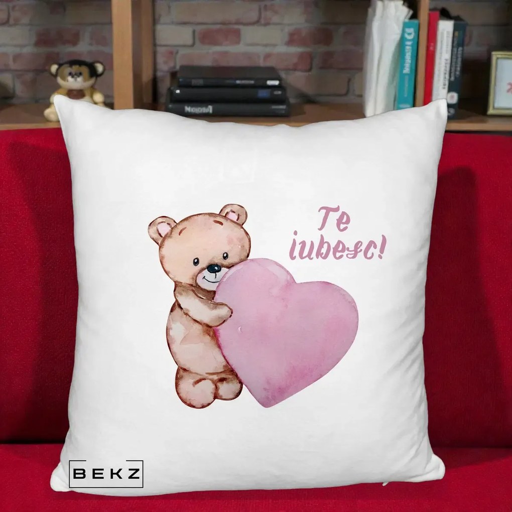 Cadou Romantic - Perna Personalizata Te Iubesc Ursulet cu Inima Roz Acuarela, 40x40 cm, Alb Pufos, Husa Detasabila, Perna Inclusa, BEKZ®