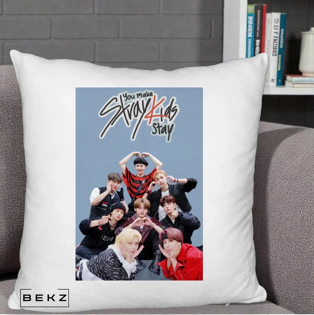 Perna Personalizata K-pop Stray Kids You Make Stray Kids Stay cu Foto Grup, 40x40 cm, Alb Pufos, Husa Detasabila, Perna Inclusa, BEKZ®