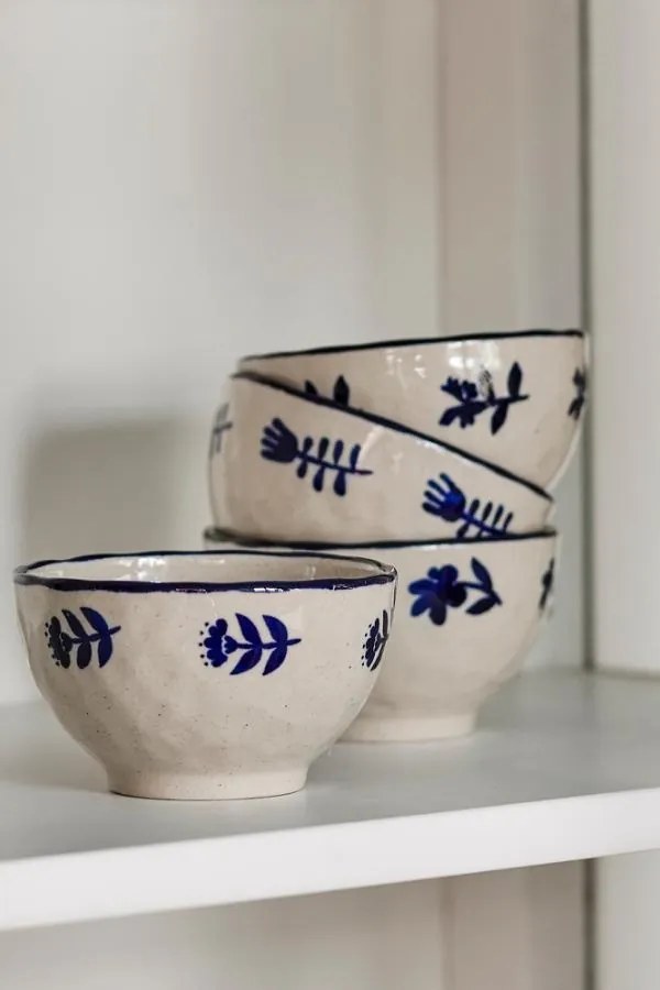 Set 4 boluri din ceramică artizanală natur cu motive florale albastre pictate manual și margine albastră, 11×6 cm, "Eimy"