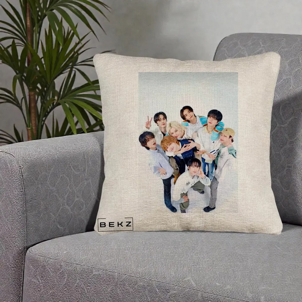 Perna Personalizata K-pop Stray Kids Foto Grup Bleu, 40x40 cm, Bej Canapea, Husa Detasabila, Perna Inclusa, BEKZ®