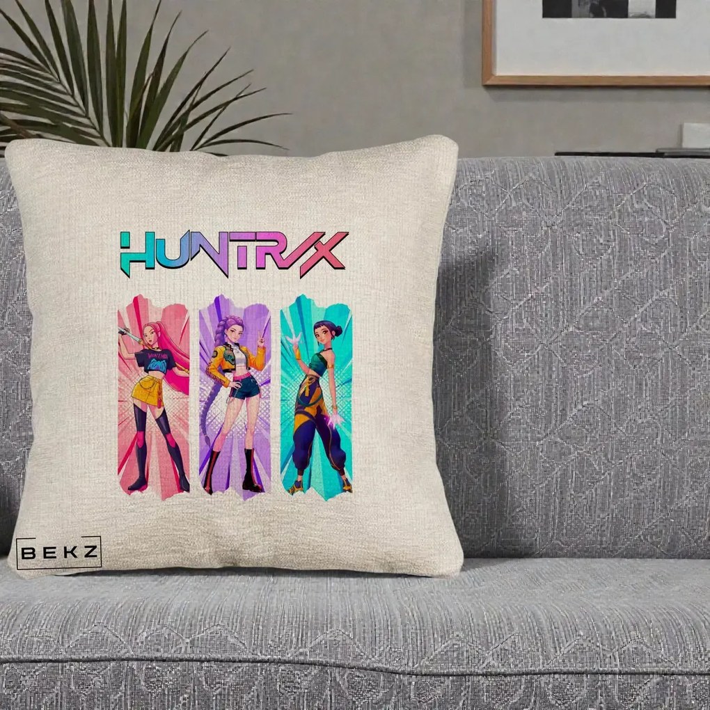 Perna Personalizata K-pop HUNTRX Trio cu Pisica in Benzi, 40x40 cm, Bej Canapea, Husa Detasabila, Perna Inclusa, BEKZ®