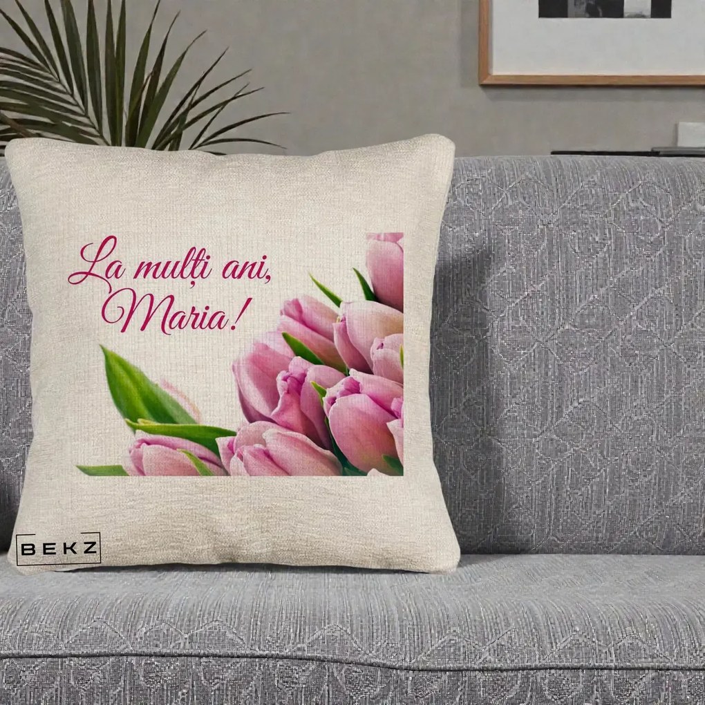 Cadou de Onomastica - Perna Personalizata La Multi Ani Maria Lalele, 40x40 cm, Bej Canapea, Husa Detasabila, Perna Inclusa, BEKZ®