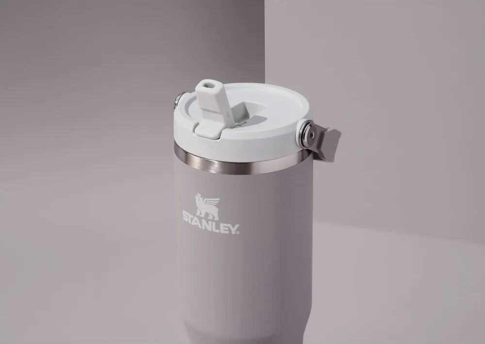 Termos gri deschis din oțel inoxidabil 600 ml IceFlow™ Flip Straw 2.0 Tumbler Ash – Stanley