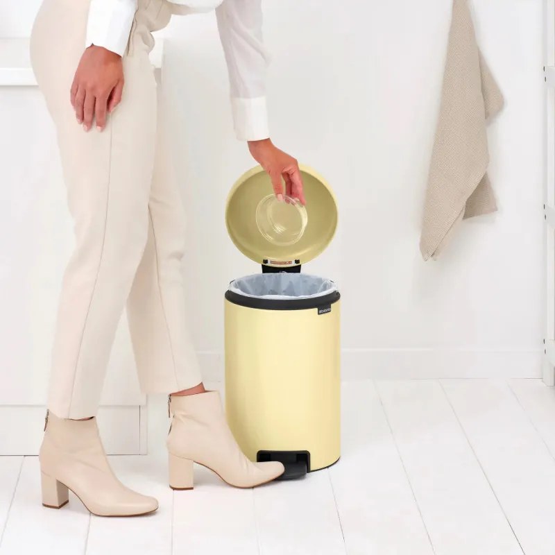 Cos de gunoi cu pedala Brabantia NewIcon 1008844, 12 L, Inchidere lina, Baza antiderapanta, Galben