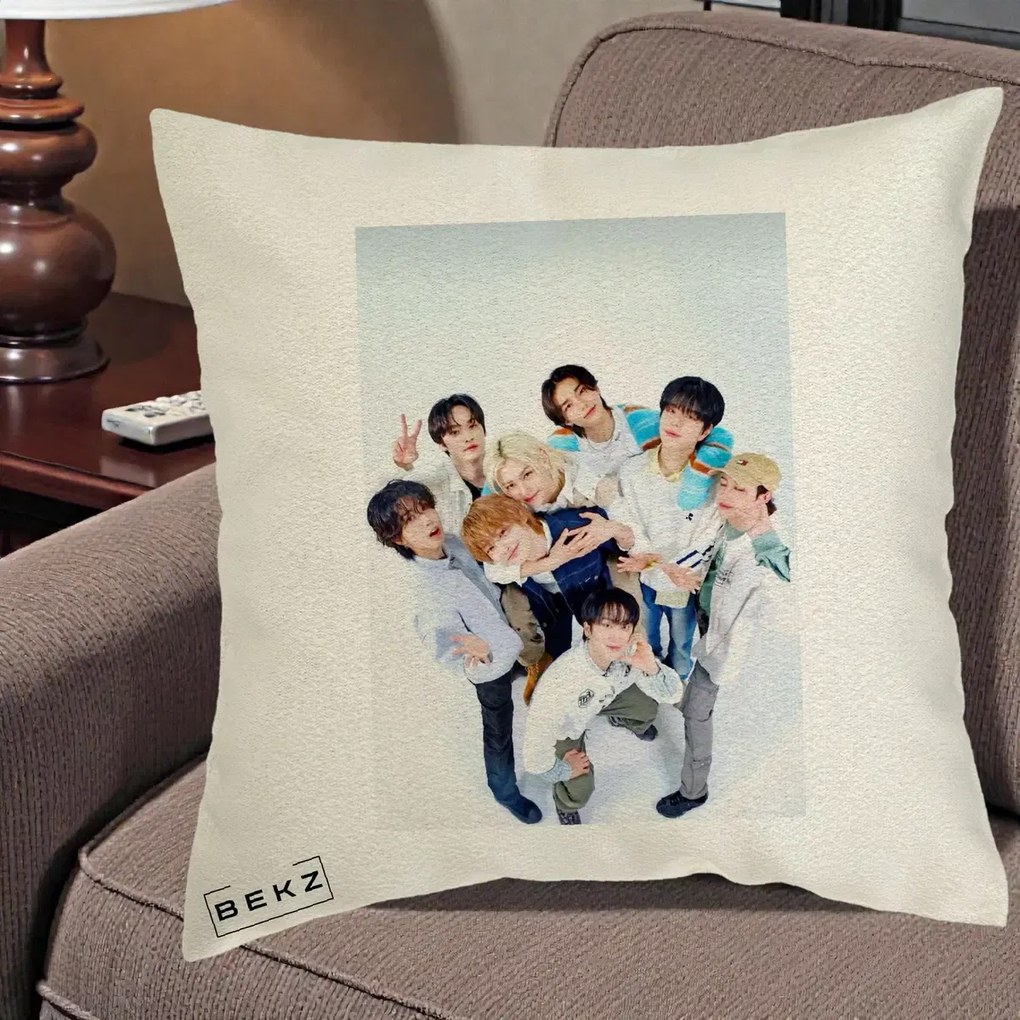 Perna Personalizata K-pop Stray Kids Foto Grup Bleu, 40x40 cm, Ecru, Husa Detasabila, Perna Inclusa, BEKZ®