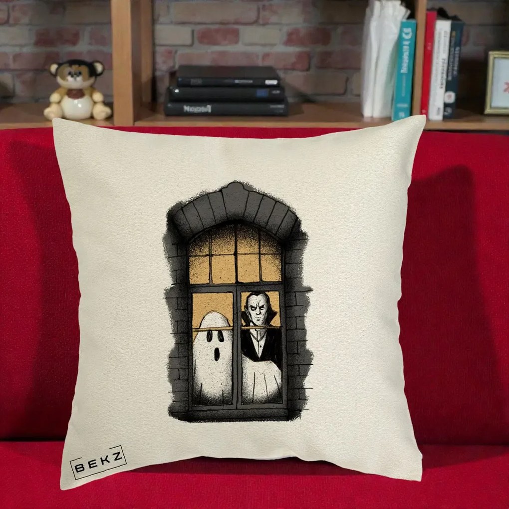 Perna Decorativa Halloween Fantoma si Dracula la Fereastra, 40x40 cm, Ecru, Husa Detasabila, Perna Inclusa, BEKZ®