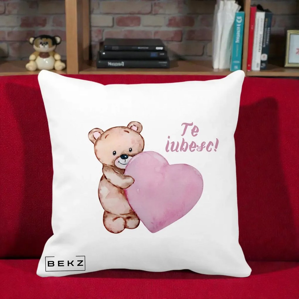 Cadou Romantic - Perna Personalizata Te Iubesc Ursulet cu Inima Roz Acuarela, 40x40 cm, Alba Mata, Husa Detasabila, Perna Inclusa, BEKZ®