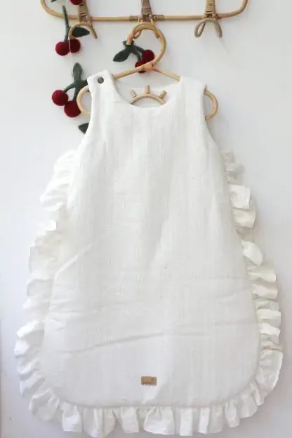 Sac de dormit pana la 9 luni, bumbac brodat Alb cu volanase by BabyLy cu umplutura antialergica BabySoft  , marimea S, 2-2,5 TOG pe tot parcursul anului
